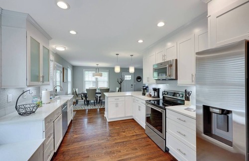 Earlewood House | 2BD 2BA Upscale Bungalow - Beautiful Yard​ + Grill