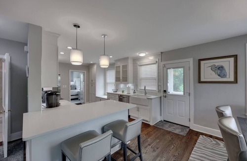 Earlewood House | 2BD 2BA Upscale Bungalow - Beautiful Yard​ + Grill