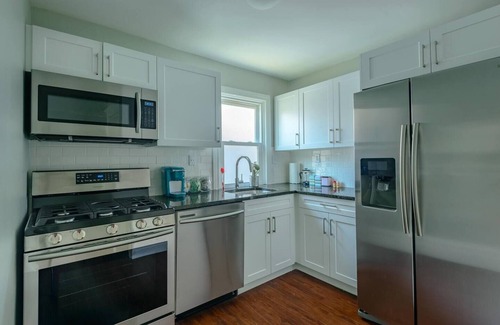 Detroit Apartment | 2bd Apt in West Village - Eat, Drink, Be Merry!