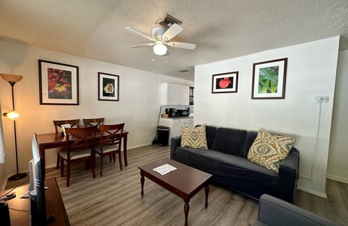 Pinellas Park Apartment | 2BD Duplex Unit near St. Pete! Fast WiFi Monthly Savings & Pet Friendly!