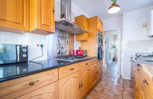 Killay House | 2BD Holiday Home Stunning views of the Sea and Gower