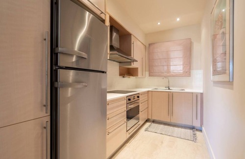 Vouliagmeni Apartment | 2BD Sunny Condo close to the beach