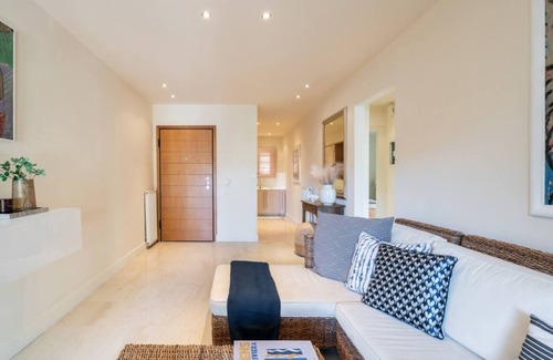 Vouliagmeni Apartment | 2BD Sunny Condo close to the beach