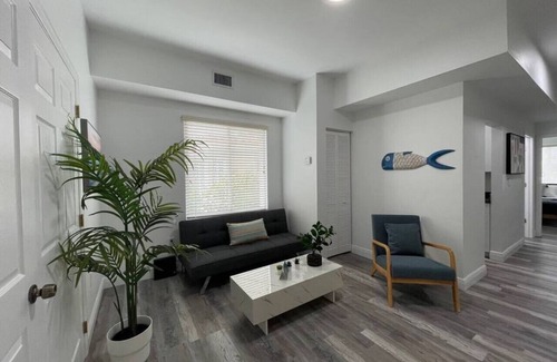 Ludlam Apartment | 2bed/1 bath apt w/parking great location!