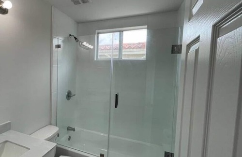 Ludlam Apartment | 2bed/1 bath apt w/parking great location!