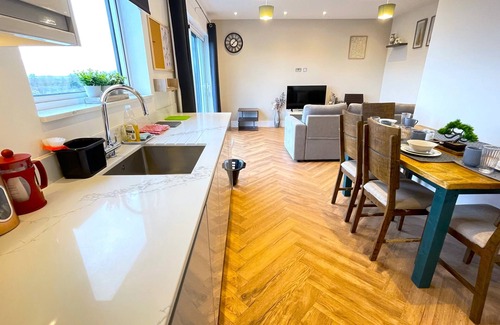 Rickmansworth Apartment | 2bed in Rickmansworth, balcony views 5min to tube station free Wi-Fi & Parking