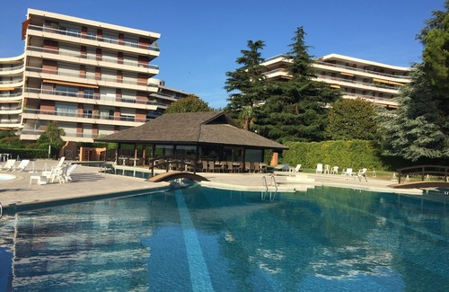 Caucade Apartment | 2bed modern apartment, ventilated with garage, tennis, swimming pools in a wooded park