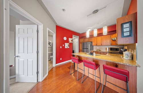 Downtown Edmonton Apartment | 2Bed Vintage Ice District | AC | Sleeps 5 | 4mins Roger’s place