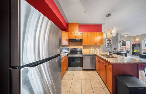 Downtown Edmonton Apartment | 2Bed Vintage Ice District | AC | Sleeps 5 | 4mins Roger’s place