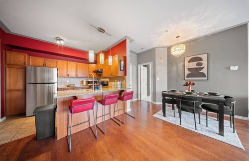 Downtown Edmonton Apartment | 2Bed Vintage Ice District | AC | Sleeps 5 | 4mins Roger’s place