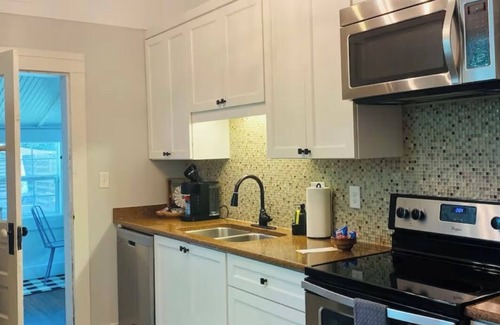 Downtown Cottage | 2bedrm/1bath, walk 2 dwntown/stadium/seafood marketnlarge yard w/onsite parking