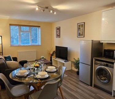 Reading Apartment | 2Bedroom Flat Western Elms Free Parking Reading