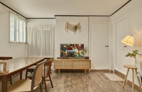 Cheongpa-dong Apartment | 2Bedroom House 10min from Seoul Stn #Free Netflix #View of Namsan #1pm Checkout