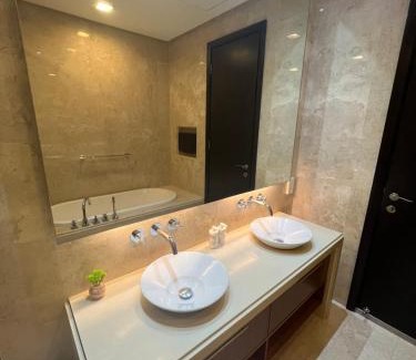 Seri Tanjung Pinang Apartment | 2Beds Seaview Straits Quay comes with Carpark and Hothub