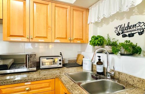 Knight House | 2BR 1BA Garden View Guest Suite - King-size Bed - Free Parking