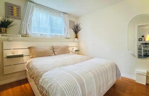 Knight House | 2BR 1BA Garden View Guest Suite - King-size Bed - Free Parking