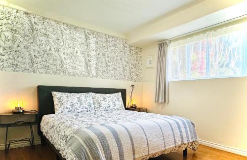 Knight House | 2BR 1BA Garden View Guest Suite - King-size Bed - Free Parking
