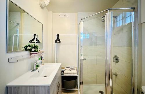 Knight House | 2BR 1BA Garden View Guest Suite - King-size Bed - Free Parking