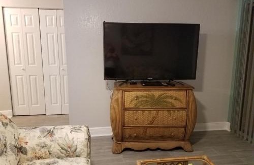 Gulf Gate Estates Apartment | 2BR/1BA Sienna Park Apartment