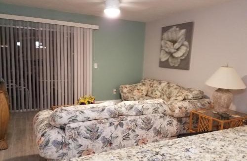Gulf Gate Estates Apartment | 2BR/1BA Sienna Park Apartment