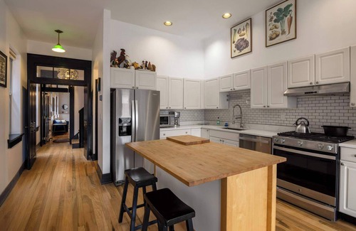 Covington Apartment | 2BR 2.5BA Retreat – Wet Bar, Deck, Private Parking