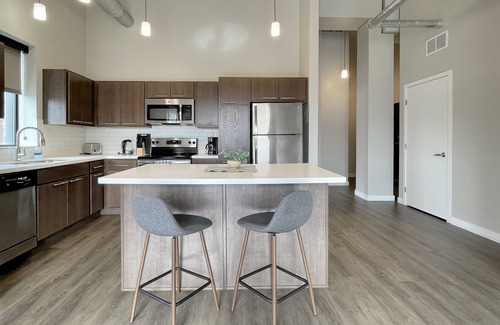 Downtown Des Moines Apartment | 2BR 2 BA Apt Downtown w/Hot Tub & Amenities!