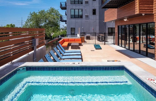 Downtown Des Moines Apartment | 2BR 2 BA Apt Downtown w/Hot Tub & Amenities!