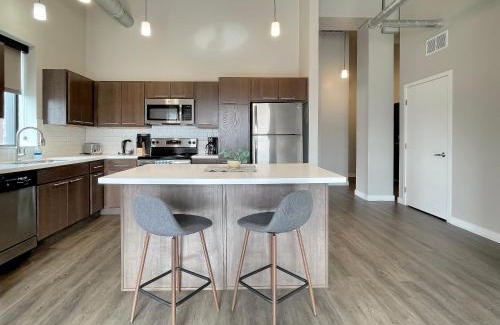 Downtown Des Moines Apartment | 2br 2 Ba Apt Downtown Whot Tub & Amenities!