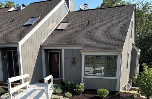 The Galena Territory House | 2BR 2BA + 3rd BR loft cozy end unit lakefront townhome comfortably sleeps 6!