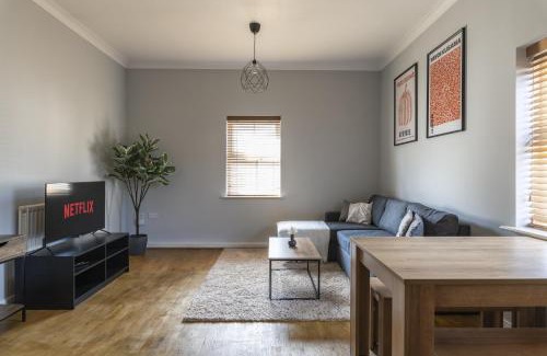Crawley Apartment | 2BR 2BA Apartment - Emperor Beds - Free Parking - Near LGW Airport