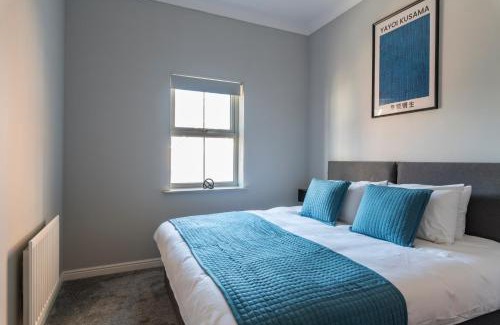 Crawley Apartment | 2BR 2BA Apartment - Emperor Beds - Free Parking - Near LGW Airport