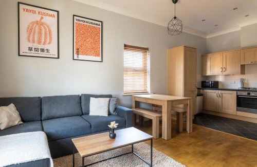 Crawley Apartment | 2BR 2BA Apartment - Emperor Beds - Free Parking - Near LGW Airport