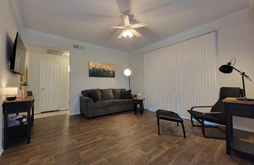 West Arlington Apartment | 2BR 2BA w attached garage minutes FROM OUTLET SHOPPING SIXFLAGS HURRICANE HARBOR TEXAS LIVE AT&T stadium!