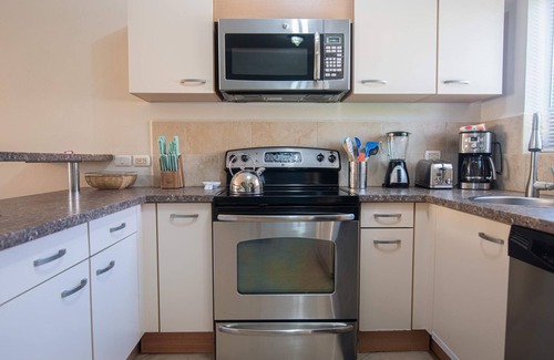 Gold Coast House | 2BR 3BA ~ GYM ~ Pools ~ 24/7 Security ~ Restaurant