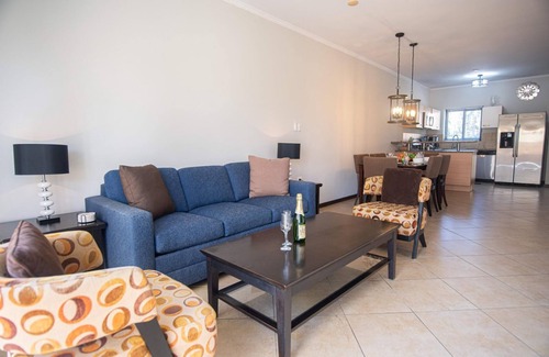 Gold Coast House | 2BR 3BA ~ GYM ~ Pools ~ 24/7 Security ~ Restaurant