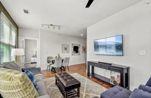 King William Apartment | 2BR Airy Getaway Near Downtown Pool Gym