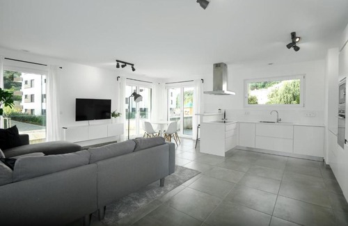 Limpertsberg Apartment | 2BR Apt 100 m2 w Terrace Garden, Free Pkg- ID-26