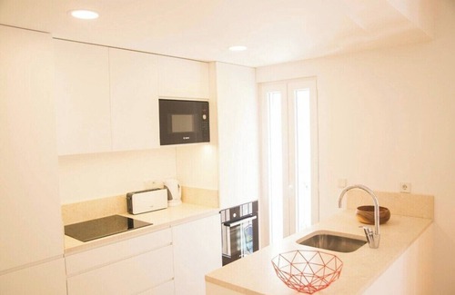 Alfama Apartment | 2BR Apt, Lisbon Summa