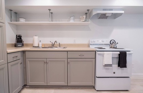 Fry's Spring Apartment | 2BR Apt, Month+ Stays, Near UVA & Downtown, Free Laundry + Parking