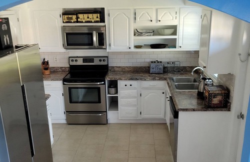 Indialantic House | 2BR Beach Getaway, Full Kitchen, Large Yard, Steps From The Beach, Melbourne, FL