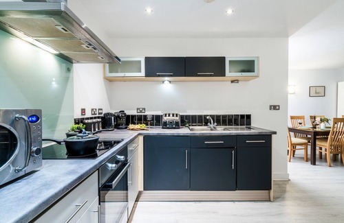 Sheffield Apartment | 2BR Central Flat W/Free Parking
