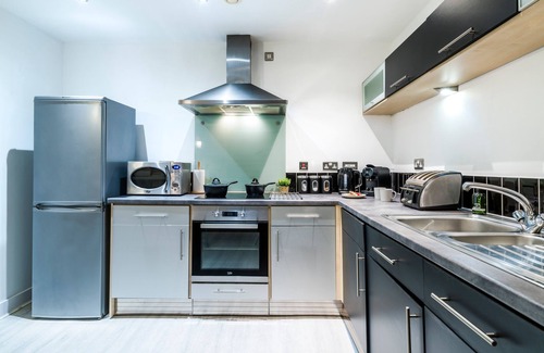 Sheffield Apartment | 2BR Central Flat W/Free Parking