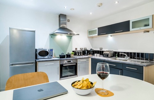 Sheffield Apartment | 2BR Central Flat W/Free Parking