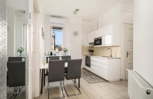 Belso-Ferencvaros Apartment | 2BR Central Oasis Apartment