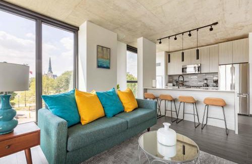 Near West Side Apartment | 2BR Chic New Apartment With Rooftop Pool & Gym
