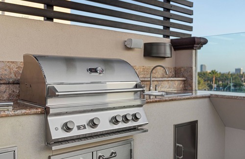 Anaheim Resort Resort | 2BR Comfy Suite Steps Away From Disneyland w/Resort Pool & WiFi