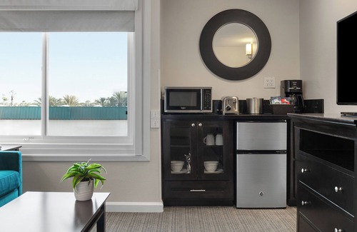 Anaheim Resort Resort | 2BR Comfy Suite Steps Away From Disneyland w/Resort Pool & WiFi