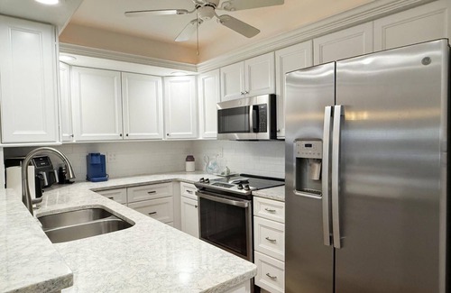 Englewood Condo | 2BR Condo – Heated Pool, Lanai & Walk to Beach