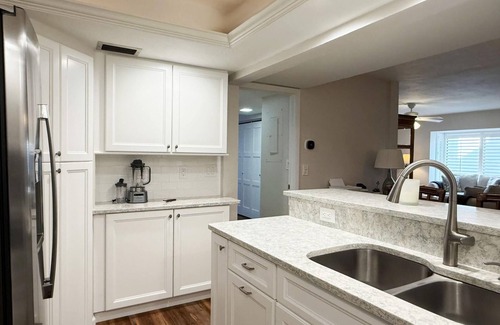 Englewood Condo | 2BR Condo – Heated Pool, Lanai & Walk to Beach
