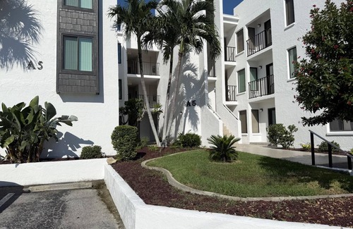 Englewood Condo | 2BR Condo – Heated Pool, Lanai & Walk to Beach